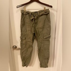 Women’s Banana Republic Petite Size 2 Olive Green Cargo Pants.